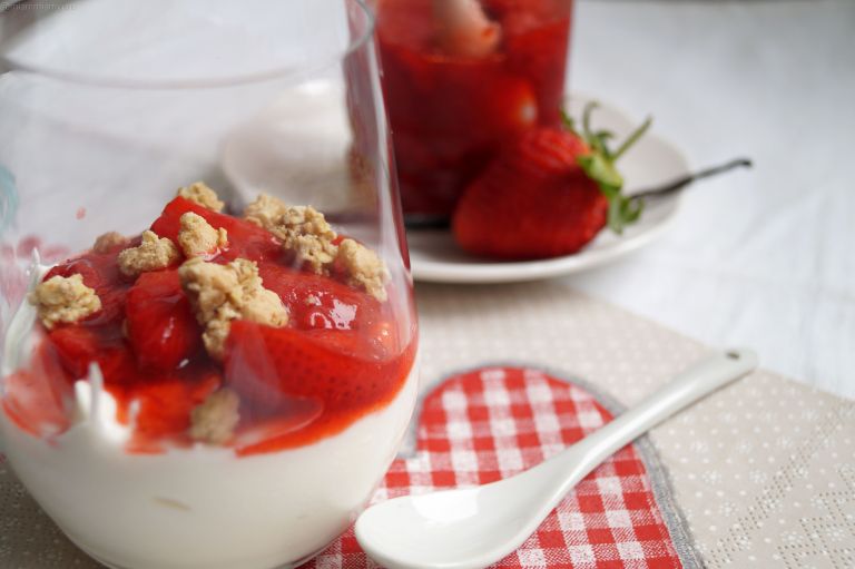 Strawberry compote yogurt parfait1
